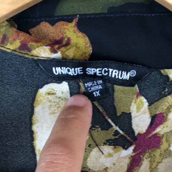 *3 for $30* Floral blouse with droop sides-1X - Picture 3 of 6